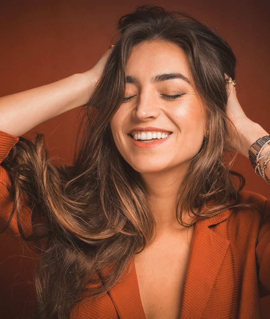 Mujer sonriente con el pelo largo y sano